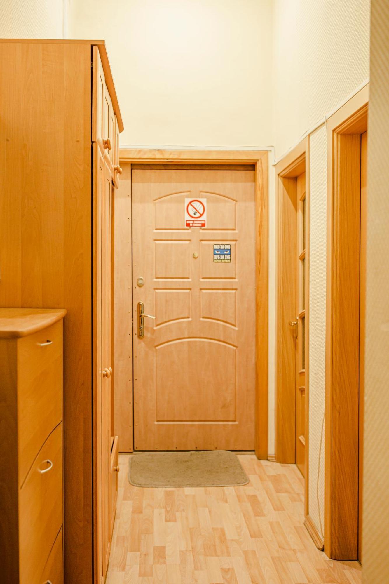 3-кімнатні в центрі, метро театральна Apartment