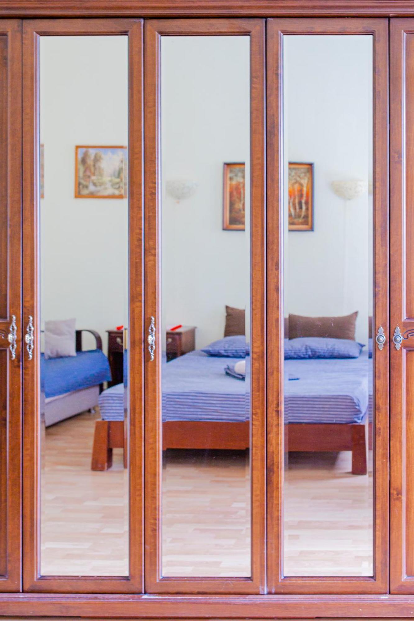 Apartment 3-кімнатні в центрі, метро театральна Kyiv