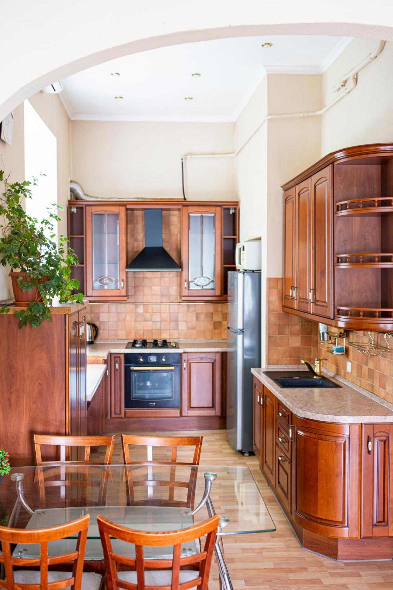 Apartment 3-кімнатні в центрі, метро театральна
