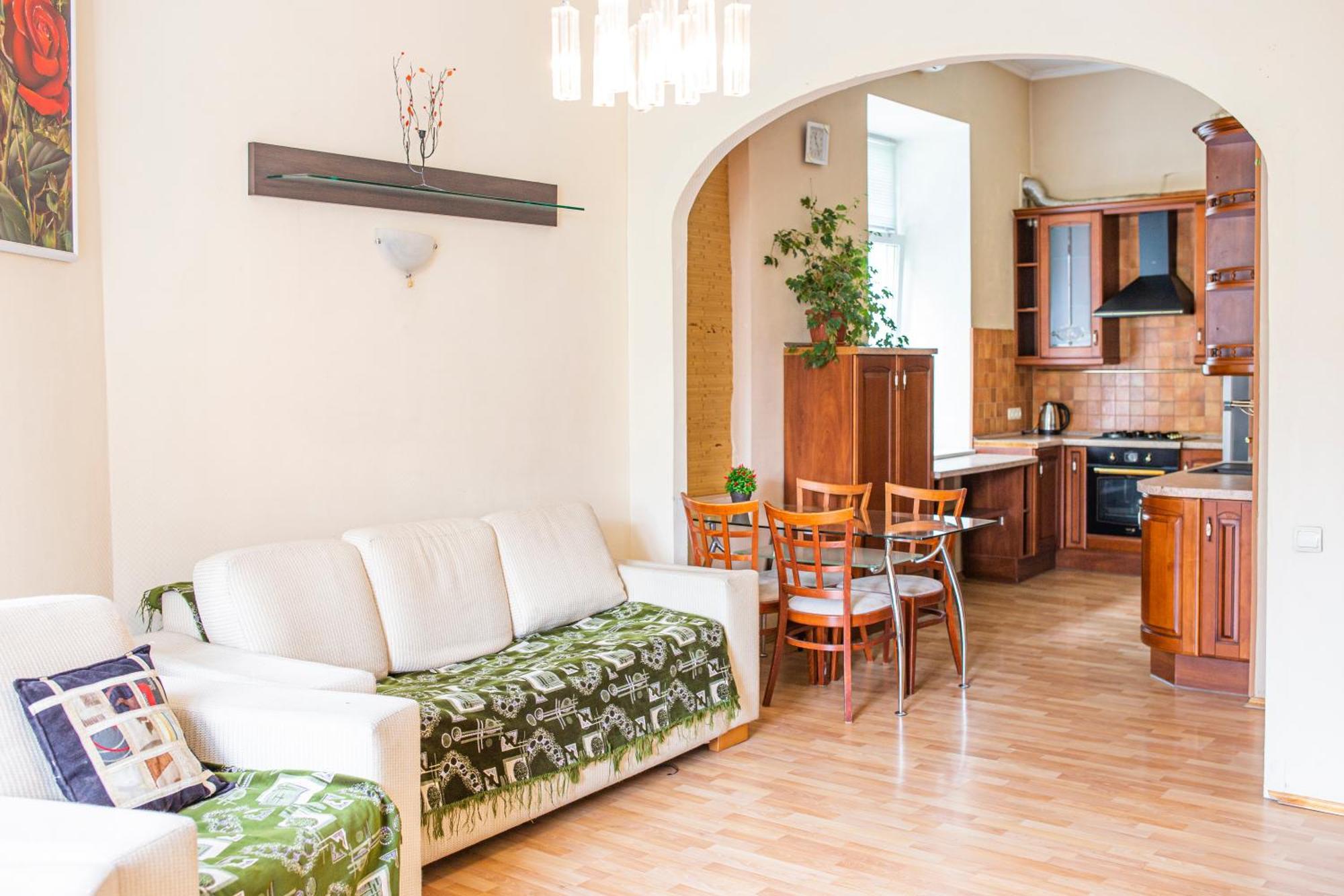 3-кімнатні в центрі, метро театральна Apartment *